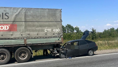 Пассажир легковушки погиб в ДТП около Курсавки после столкновения с грузовиком