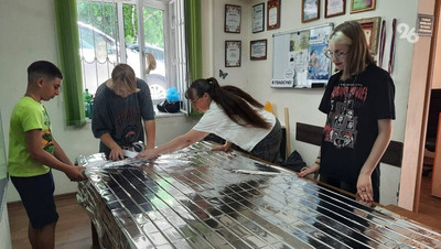 Юные кисловодчане организовали мини-предприятие по пошиву антидроновых одеял