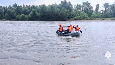 К поискам подростка в реке Кубань привлекли 13 единиц техники и водолазов
