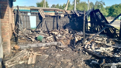 Дом и две хозпостройки уничтожил огонь от окурка в Кировском округе