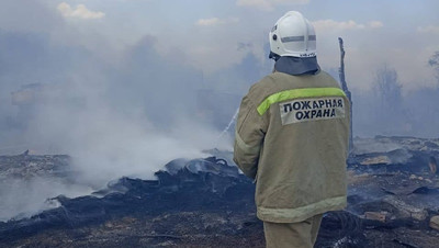 Четыре постройки и грузовик уничтожил пожар в посёлке в Шпаковском округе