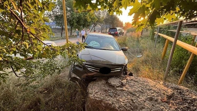 Автомобилистка в Ставрополе потеряла сознание за рулём и очнулась с переломом