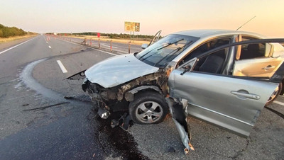 Рваные раны лица получила кисловодчанка на Mazda после наезда на трос