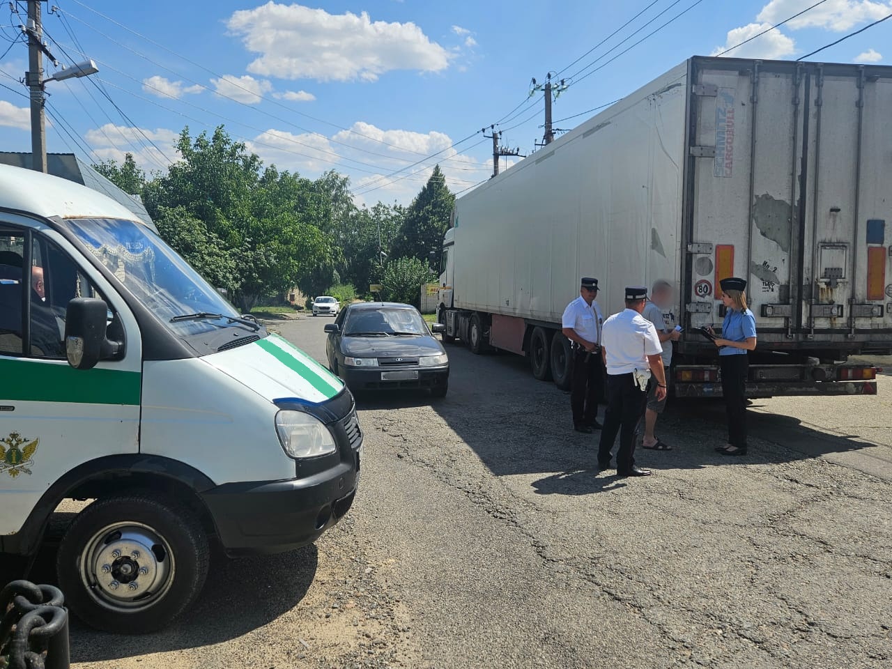 Из-за 2,5 млн руб. задолженности судебные приставы арестовали седельный тягач