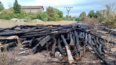 Огонь перекинулся с травы на дом в Предгорном округе