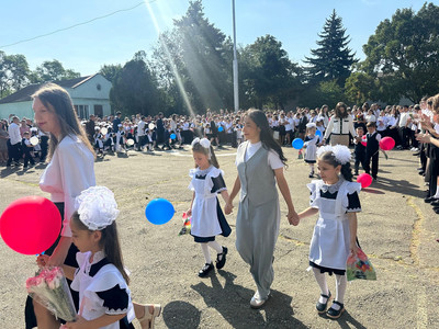 В МБОУ СОШ №9 им. Рыбникова прозвенел первый звонок