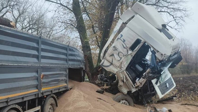 Водитель грузовика попал в больницу после съезда в кювет в Ипатовском округе