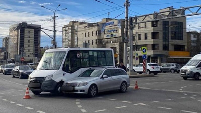 Пассажирка маршрутки получила травму живота в ДТП в Ставрополе