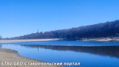 Лёд на воде и одуванчики на зеленеющих склонах Комсомольского пруда.