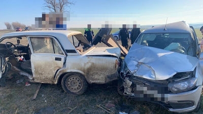 Два человека пострадали при столкновении легковушек на трассе Ставрополья