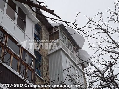 Ставропольцы переживают, что снег с крыш может обрушиться на прохожих.