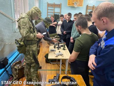 Казаки-ветераны проводят военно-патриотические занятия с молодежью