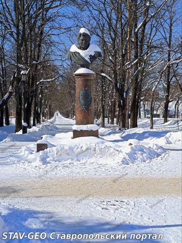 Тифлисские ворота и памятник генералу Ермолову солнечным зимним днём.