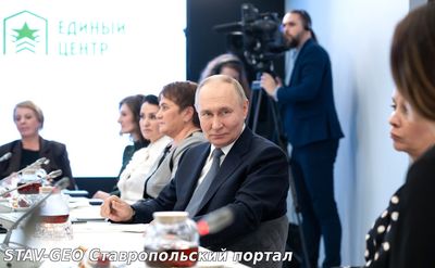 Президент РФ встретился с сотрудницами и подопечными фонда «Защитники Отечества»