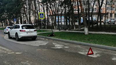 Подросток на электросамокате врезался в иномарку в Пятигорске