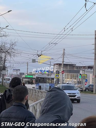 Троллейбус застопорил проспект Кулакова в пятничный вечер