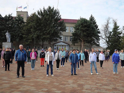 В Новоселицком округе муниципальные работники устроили зарядку на площади