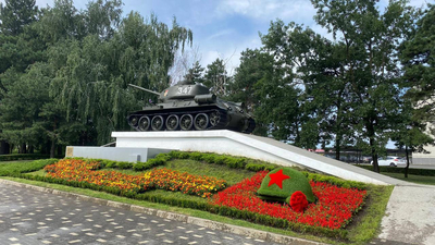 Ставрополь встречает День Победы праздничным цветочным оформлением.