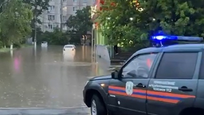 Жителей Невинномысска из-за подтопления возили к домам на лодках