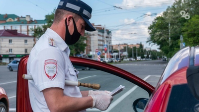 Автоинспекторы Ставрополья помогли водителю с лопнувшим на трассе колесом