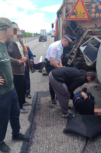 УАЗ врезался в КамАЗ и сбил его водителя в Минераловодском округе