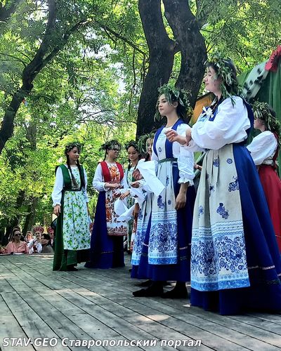 В городском парке Георгиевска сейчас проходит четвёртый межрегиональный фестиваль обрядовой культуры «Троицкий хоровод»