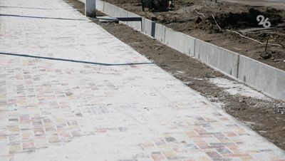 Пешеходные дорожки укладывают у завода на северо-западе Ставрополя