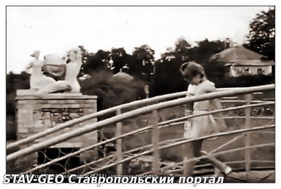 Село Шпаковское. Дети на мостике через речку Чла. Виден местный памятник «Рабочему и колхознице
