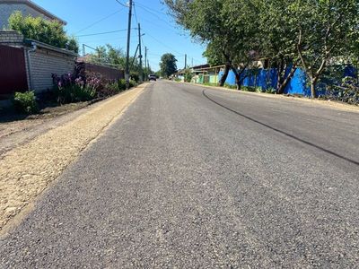 В посёлке Радуга на трёх дорожных участках уложили асфальт