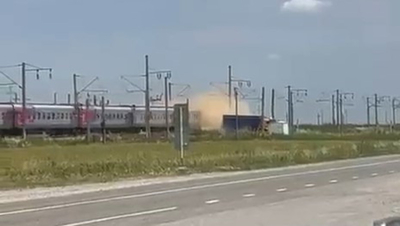 Появилось видео с поездом, разбившим грузовик с зерном на Ставрополье