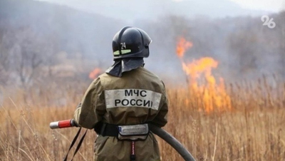 Загоревшееся пшеничное поле тушат в селе Старомарьевка на Ставрополье