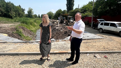Благоустройство сквера, обустройство детской площадки и площадки под остановочные павильоны – партийный десант следит за ходом работ