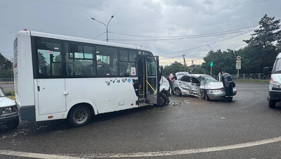 Две пассажирки маршрутки получили ушибы в тройном ДТП в Ставрополе