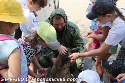 Юные ставропольчане познакомились с работой полицейских-кинологов в рамках акции «Каникулы с Общественным советом»
