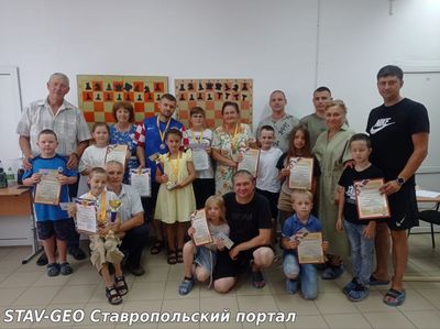 На базе МБУ ДО «Спортивная школа по плаванию «Юность» состоялся муниципальный семейный турнир, приуроченный к Международному дню шахмат