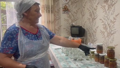 Прихожане храма станицы Марьинской консервируют еду для бойцов СВО