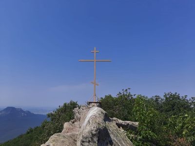 Освящённый крест установлен на Змейке