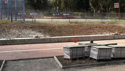В сквере «Новый» в Невинномысске выкладывают плитку и устанавливают лестницу