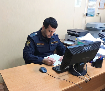Штрафы судебных приставов убедили должника убрать навес, из-за которого заливало соседний двор