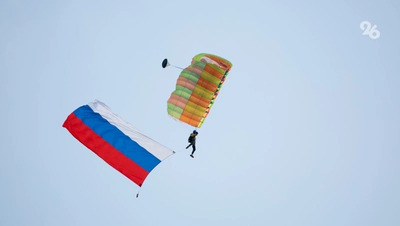 Парапланеристы подняли флаг России в небо в Предгорном округе