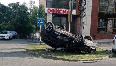 Автомобиль опрокинулся в центре Ставрополя
