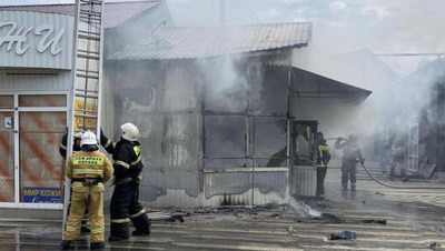 В Невинномысске потушили пожар на рынке «Вьетнамском»