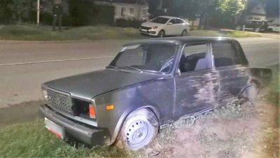 Водитель врезался в бордюр в Благодарненском округе, избегая столкновения