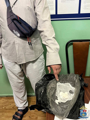 В Шпаковском округе полицейские задержали мужчину с крупной партией наркотиков.