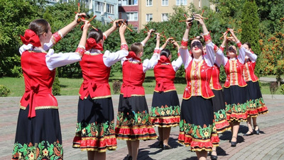 Творческие коллективы выступают на избирательных участках в Ставрополе