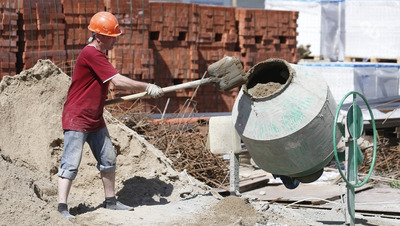 Бетонщик получил травму бедра на стройке в Ставрополе по недосмотру начальства