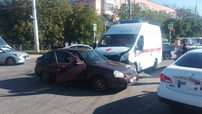 Скорая и легковушка столкнулись на перекрёстке в Ставрополе