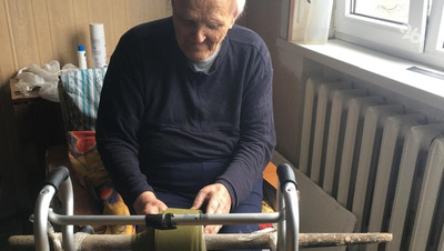 90-летний ставрополец помогает плести маскировочные сети для СВО