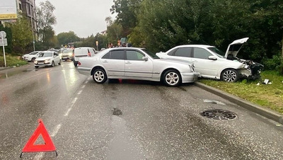 Девушка на иномарке устроила ДТП, выезжая со двора в станице на Ставрополье