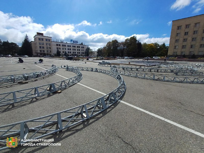 На площади Ленина Ставрополя началось возведение каркаса ледового катка